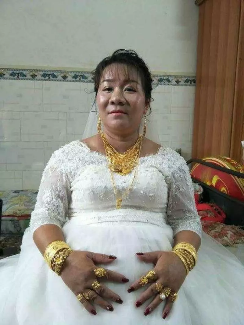 中國奇葩婚禮「男方娶了一輛法拉利和10萬美金?附加新娘?」引發網友熱議!