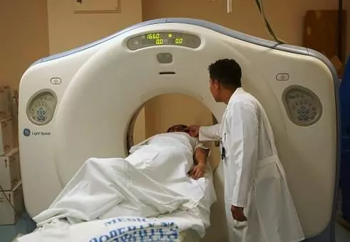 老外台大掛急診,一看到帳單...他驚呆:沒健保也超便宜!