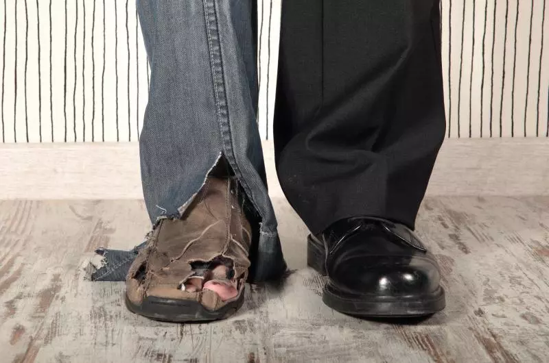 從小埋怨爸爸窮,兒子發奮圖強到國外求學...爸爸離世後才明白真相:「原來他是富有的人...」