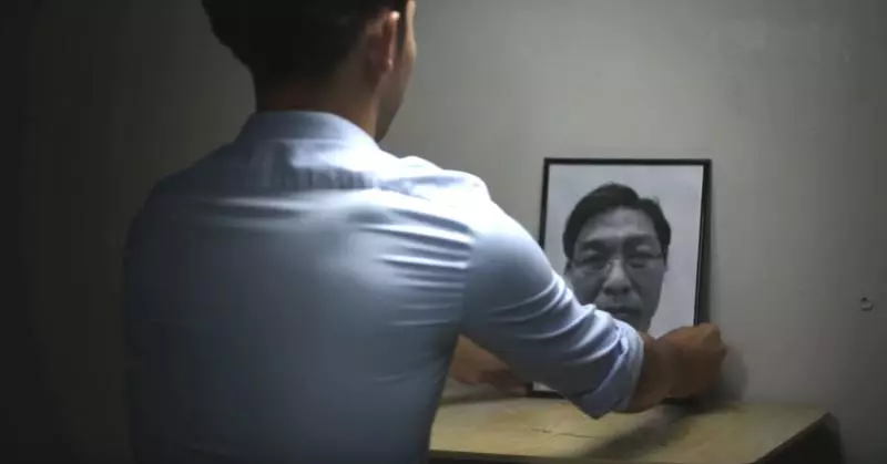 從小埋怨爸爸窮,兒子發奮圖強到國外求學...爸爸離世後才明白真相:「原來他是富有的人...」