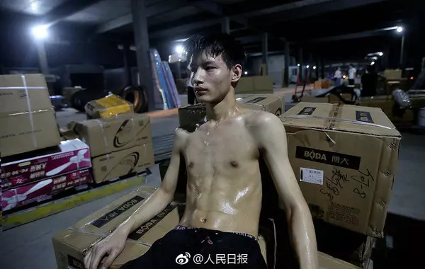 16歲少年深夜搬貨賣苦力,一毛也不捨得花,掙錢只為救白血病妹妹的命!