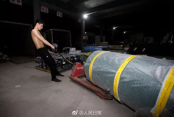 16歲少年深夜搬貨賣苦力,一毛也不捨得花,掙錢只為救白血病妹妹的命!