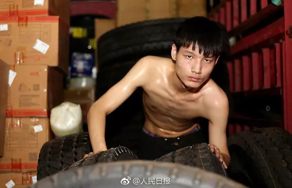 16歲少年深夜搬貨賣苦力,一毛也不捨得花,掙錢只為救白血病妹妹的命!