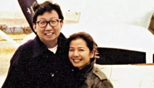 57歲「鍾楚紅」素顏生活照曝光,皺紋滿臉卻拒絕整容,喜歡自然優雅的老去!老公走後不再嫁!