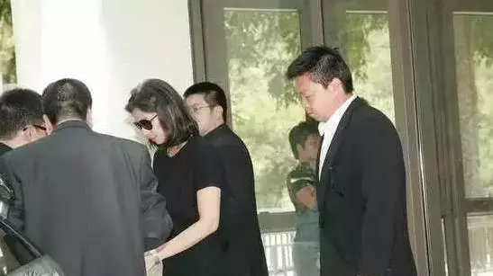 57歲「鍾楚紅」素顏生活照曝光,皺紋滿臉卻拒絕整容,喜歡自然優雅的老去!老公走後不再嫁!