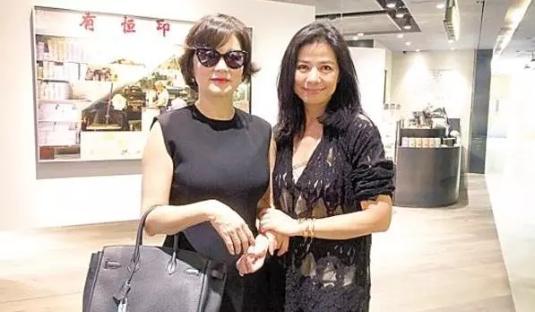 57歲「鍾楚紅」素顏生活照曝光,皺紋滿臉卻拒絕整容,喜歡自然優雅的老去!老公走後不再嫁!