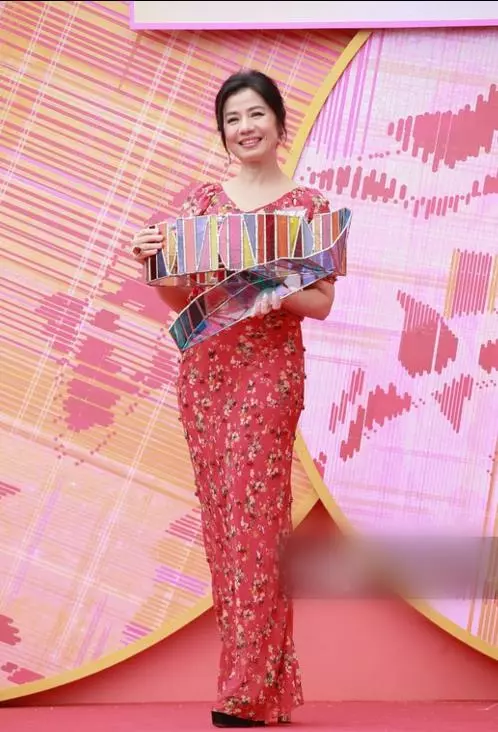 57歲「鍾楚紅」素顏生活照曝光,皺紋滿臉卻拒絕整容,喜歡自然優雅的老去!老公走後不再嫁!