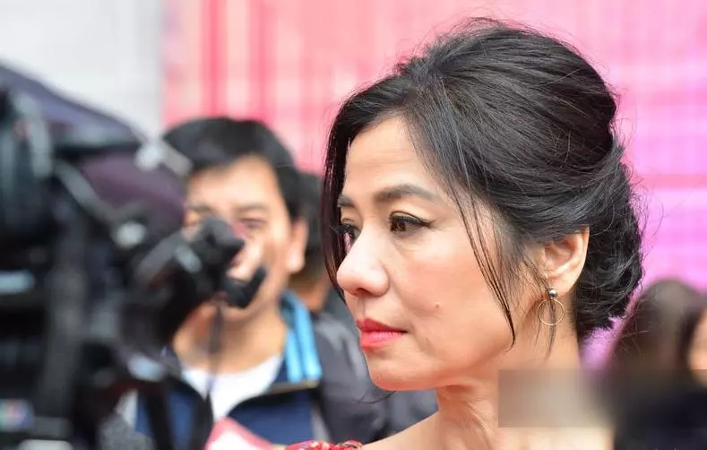 57歲「鍾楚紅」素顏生活照曝光,皺紋滿臉卻拒絕整容,喜歡自然優雅的老去!老公走後不再嫁!