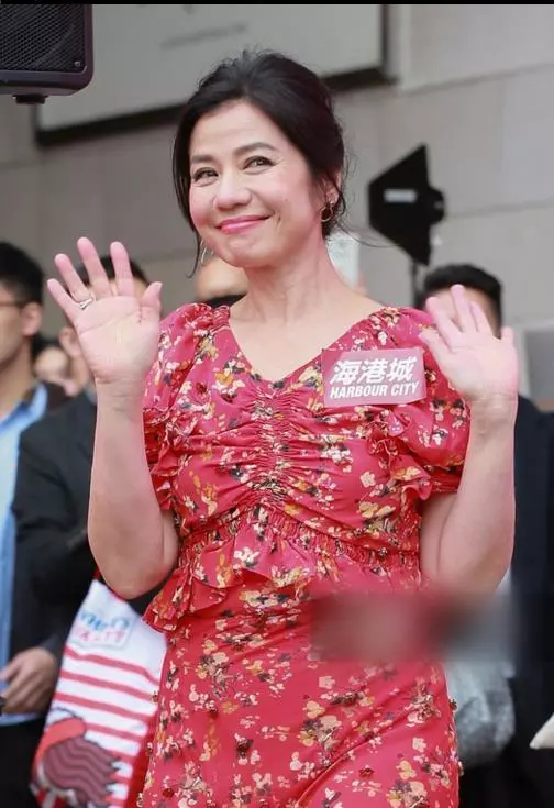 57歲「鍾楚紅」素顏生活照曝光,皺紋滿臉卻拒絕整容,喜歡自然優雅的老去!老公走後不再嫁!