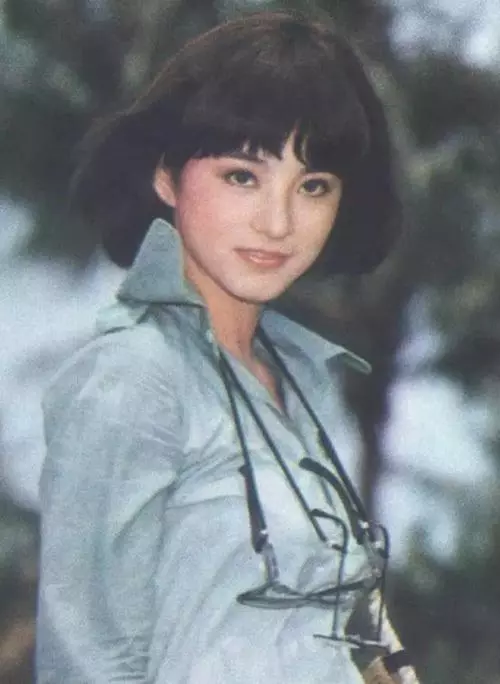 林青霞30年前的「潮流街拍」曝光,網友看了超驚艷「根本大贏現在的複製人網美」!