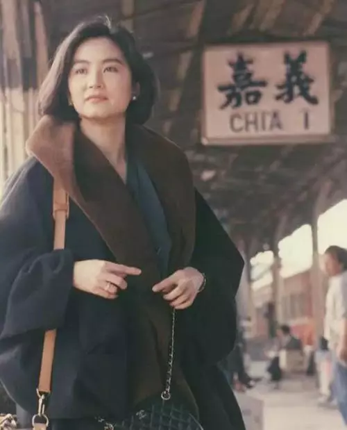 林青霞30年前的「潮流街拍」曝光,網友看了超驚艷「根本大贏現在的複製人網美」!