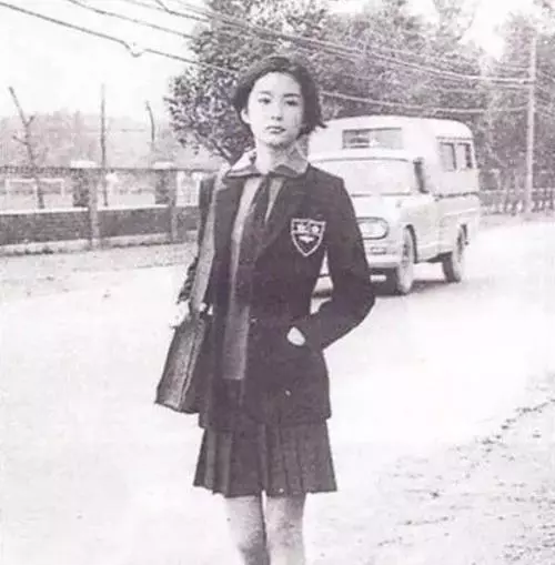 林青霞30年前的「潮流街拍」曝光,網友看了超驚艷「根本大贏現在的複製人網美」!