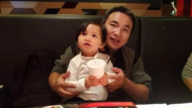 女友車禍離世留下4個女兒 這男人不介意「沒有血緣關係」無私養8年