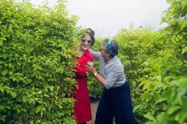 人生就該這樣活!4位老太太「賞花美照成網紅」:優雅老去活出自己的精采