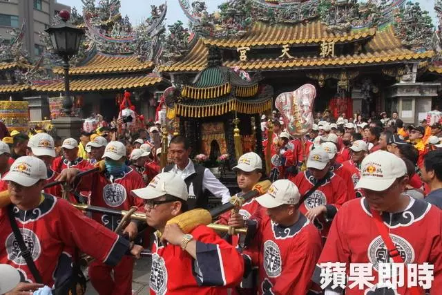 神明面前鬧事!朝天宮媽祖繞境「轎班互看不順眼」直接嗆聲 天后娘娘看不下去「出手教訓」