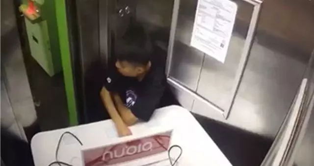 不滿人家搬貨上電梯 巫裔男直接賞巴掌