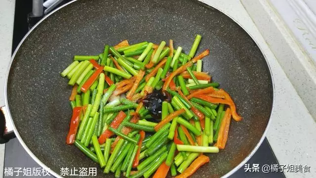 蒜苔這樣做太好吃了,教你秘製做法,營養又過癮,我家一周吃5次