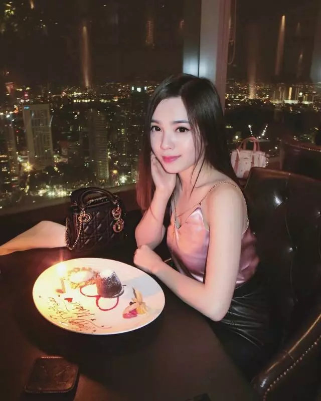 網民:有史以來看過最美空姐 幾分鐘內Fb IG被網民找到了!