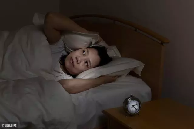 焦慮失眠難入睡?輕揉腳底這一「失眠」穴,倒頭睡到大天亮