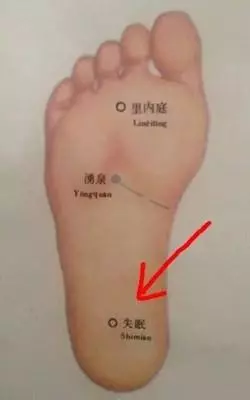 焦慮失眠難入睡?輕揉腳底這一「失眠」穴,倒頭睡到大天亮