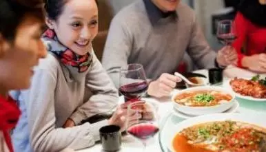 老婆參加同學聚會從不帶我去,一次偷偷跟著去,進了餐廳我愣住了