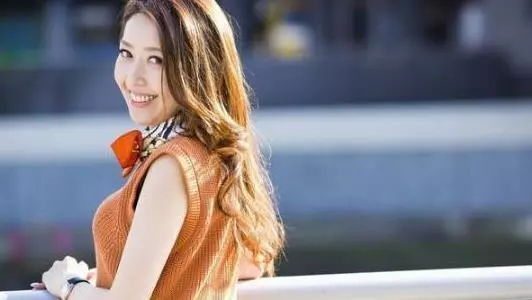 我拿著50萬離婚費回到娘家,父母卻直接把我趕出家門