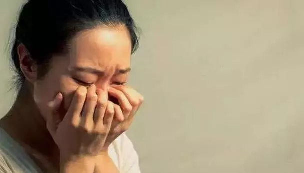 我拿著50萬離婚費回到娘家,父母卻直接把我趕出家門