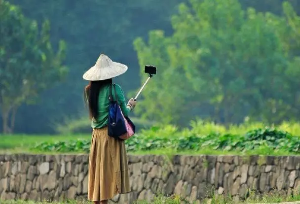 我拿著50萬離婚費回到娘家,父母卻直接把我趕出家門