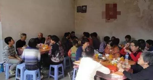 兒子滿月辦酒席,丈母娘送三萬,酒席結束後,我在村裡抬不起頭