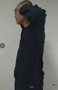 邊捏耳朵邊扭腰，能幫助修復受傷的腰，對腰痛、勞損、發涼都好