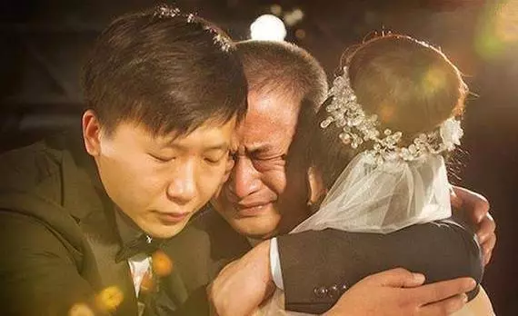 父親逼我嫁啞巴,新婚當晚我逃跑,四年後回家,推開門泣不成聲!