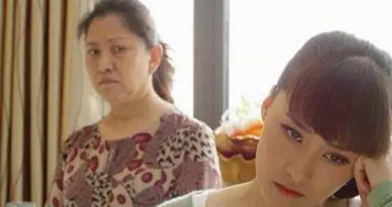 婆婆在我家養病,小姑子來看望,無意翻看小姑子朋友圈我無言以對