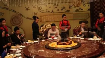 兒媳請公婆吃飯,公婆凈挑貴的點,服務員一句話,他們傻了眼