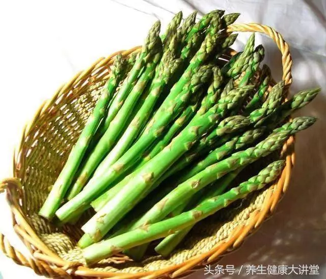 膝蓋痠痛,一把香菜加生薑,膝蓋再也不疼了,爬樓梯也不怕了