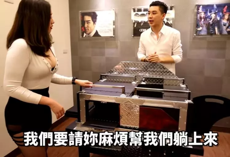 魔術表演人體切對半!助理挺「F級核彈奶」晃進來…一躺下網暴動:助理事業心超級強