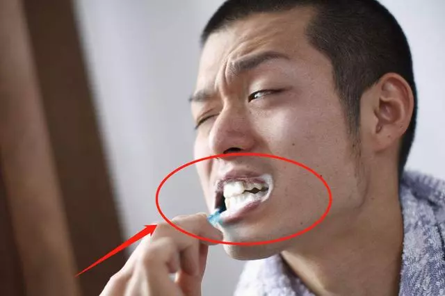 胃酸會引起口臭?除了要養腸胃,還要做好這4件事,預防胃病口臭