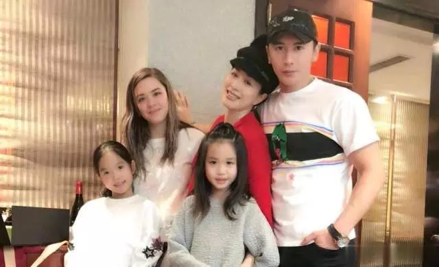 身價數億卻愛上大12歲三婚女,不被看好卻成了3個孩子的爸爸!