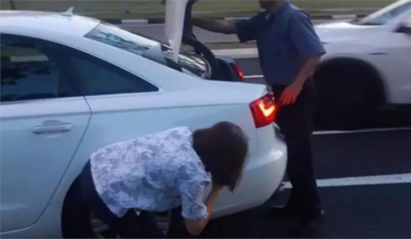 15歲腳踏車騎士刮花奧迪車,車主索要身份證還挑釁:「要打架嗎?」