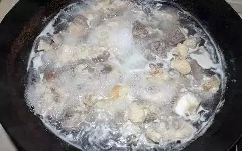 燉肉出現泡沫,是肉的精華還是髒東西?很多人想錯了,今天告訴你