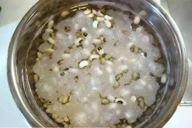 燉肉出現泡沫,是肉的精華還是髒東西?很多人想錯了,今天告訴你