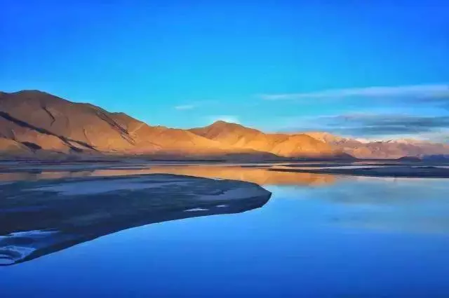 老太太路邊跌倒,小夥子好心扶起後帶她到拉麵館,吃完拉麵驚喜來了