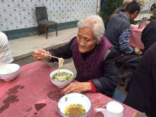 老太太路邊跌倒,小夥子好心扶起後帶她到拉麵館,吃完拉麵驚喜來了