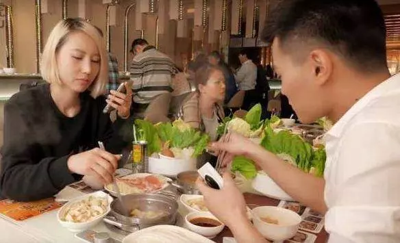 第一次去男友家,吃飯時收到一條微信,看完內容,我放下筷子就走
