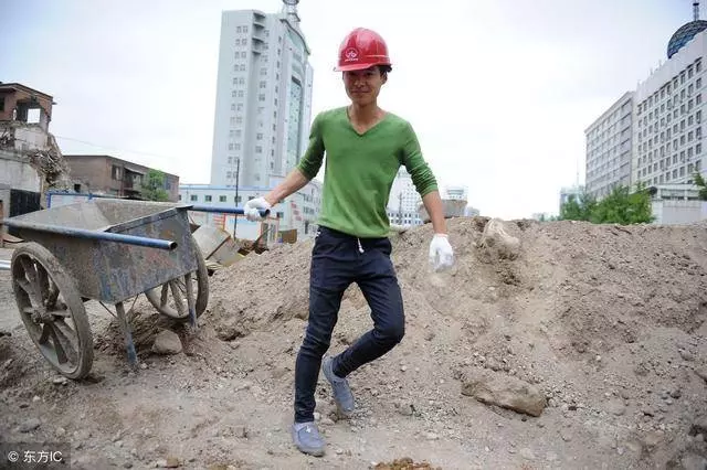 我帶孩子嫁給殘疾老公,女兒夜裡都哭醒,看了一眼鏡子,我才明白
