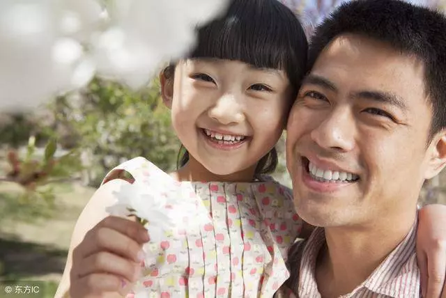 我帶孩子嫁給殘疾老公,女兒夜裡都哭醒,看了一眼鏡子,我才明白