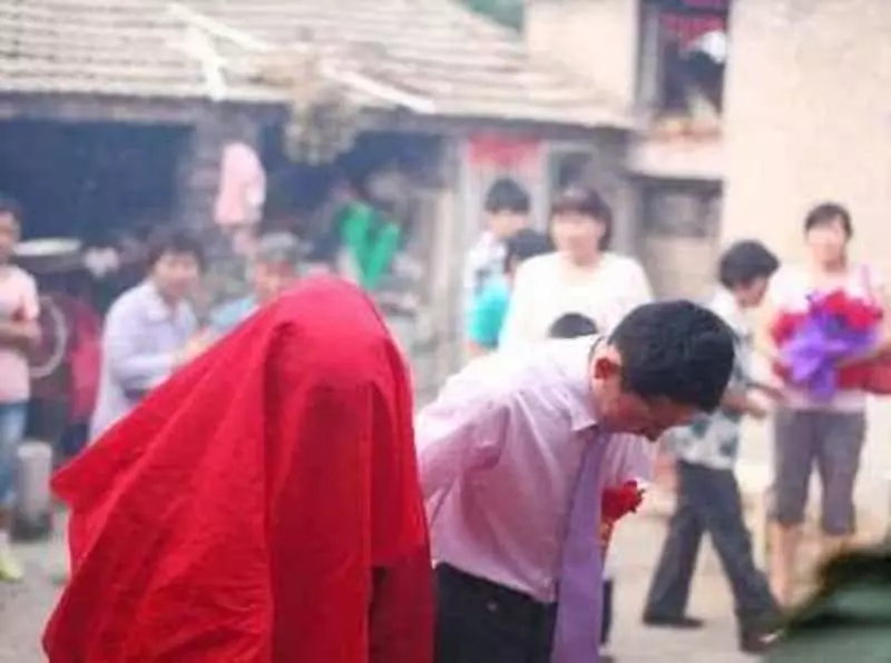 我帶孩子嫁給殘疾老公,女兒夜裡都哭醒,看了一眼鏡子,我才明白