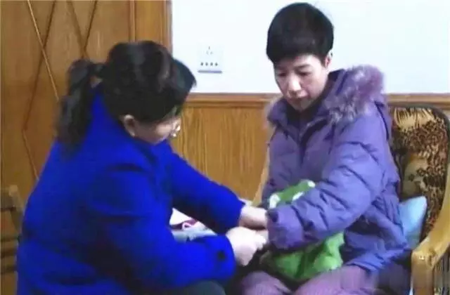 離婚16年後,前夫將她接回家與現任妻子同住,前妻的丈夫:侮辱我