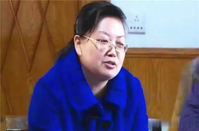 離婚16年後,前夫將她接回家與現任妻子同住,前妻的丈夫:侮辱我