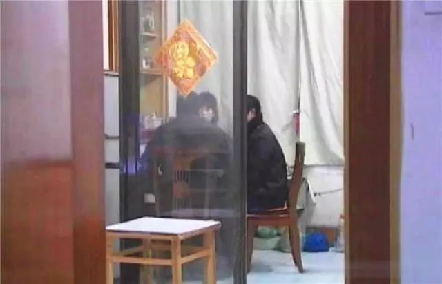 離婚16年後,前夫將她接回家與現任妻子同住,前妻的丈夫:侮辱我