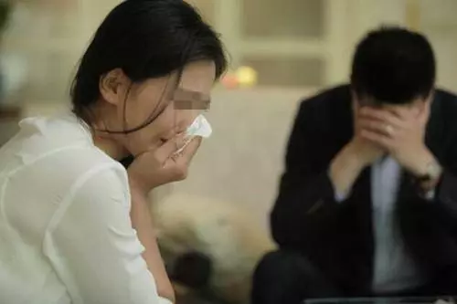 同學聚會帶老婆去,她讓我喂飯,嫌矯情我趕她回家,回頭我呆住了